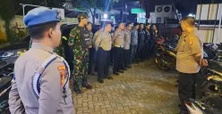 Personel gabungan melakukan apel kesiapan patroli rumah kosong ditinggal mudik lebaran di Mapolsek Bojongsari, Kota Depok, Rabu malam 19 Maret 2025. (Sumber: Dok. Polsek Bojongsari)