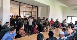 Gubernur Jakarta Pramono Anung dan Kepala Dinas Lingkungan Hidup (DLH) Jakarta Asep Kuswanto melakukan audiensi dengan warga pada Kamis 20 Maret 2025. (Sumber: Dok. Dinas LH Jakarta)