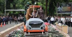 Pemusnahan minuman keras hasil operasi pekat maung selama satu bulan lebih di halaman Mapolda Banten, Kamis, 20 Maret 2025. (Sumber: Dok. Bidhumas Polda Banten)