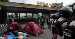 Masyarakat mendirikan tenda sebagai bagian dari aksi tolak pengesahan Revisi UU TNI di depan Gerbang Pancasila, belakang DPR RI, Senayan, Jakarta, Kamis, 20 Maret 2025. (Sumber: Poskota/Bilal Nugraha Ginanjar)