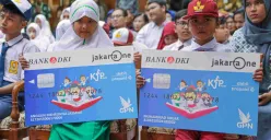 Siswa menerima KJP Plus Tahap 1 2025 di Balai Agung, Balai Kota Jakarta, Kamis, 20 Maret 2025. (Sumber: Dok. Diskominfotik Jakarta)