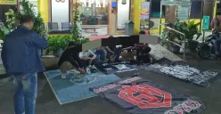 Kumpulan remaja konvoi sambil membawa bendera dan menyalakan petasan di jalan raya ditangkap unit Reskrim Polsek Palmerah, Jumat, 21 Maret 2025. (Sumber: Poskota/Pandi Ramedhan)