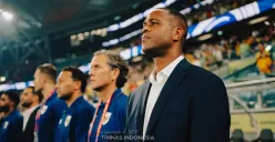 Pelatih Timnas Indonesia, Patrick Kluivert dirujak suporter setelah kalah telak dari Australia. (Foto: kitagaruda.id)