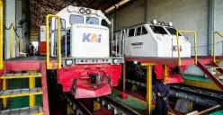 Petugas teknisi rollingstock PT. Kereta Api Indonesia (KAI) melakukan pengecekan mesin bagian dalam dan luar badan lokomotif persiapan perjalanan mudik Lebaran Idul Fitri 2025.(Sumber: Poskota/Bilal Nugraha Ginanjar)