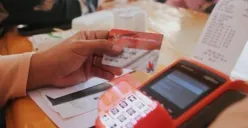 KPM dengan NIK KTP terverifikasi dapat menerima bansos BPNT tahap 1 2025 senilai Rp600.000 langsung melalui KKS Bank Mandiri. Segera cek saldo Anda. (Sumber: Instagram/@info_surabaya)