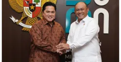 Kepala BGN Dadan Hindayana berfoto dengan Ketua PSSI Erick Thohir. (Sumber: X/@erickthohir)