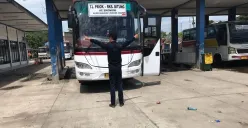 Petugas melakukan pengecekan terhadap sejumlah bus angkutan umum di Terminal Mandala, Lebak. (Sumber: Dok. Terminal Mandala)