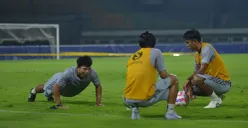 Persib jalani latihan pasca libur tanpa Bojan Hodak, di Stadion Gelora Bandung Lautan Api (GBLA), Jumat 21 Maret 2025. (Foto: persib.co.id)