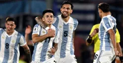 Para pemain Argentina merayakan gol yang dicetak Thiago Almada ke gawang Uruguay dalam pertandingan kualifikasi Piala Dunia 2026 Zona CONMEBOL. (Sumber: Instagram @copaamerica)