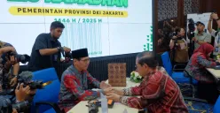 Gubernur Jakarta Pramono Anung menyalurkan zakat, infak, dan sedekah kepada BAZNAS BAZIS DKI. (Sumber: Dok. BAZNAS Jakarta)