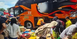 Pemudik di Terminal Kalideres bersiap menaiki bus pada H-8 Lebaran, Minggu 23 Maret 2025. (Sumber: Poskota/Pandi Ramedhan)