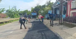 Sejumlah pekerja dari UPT PJJ DPUPR Banten saat melakukan penanganan ruas jalan rusak di Kabupaten Pandeglang. (Sumber: Poskota/Samsul Fatoni)