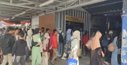 Ratusan pemudik saat turun dari kereta api di Stasiun Rangkasbitung, Kabupaten Lebak. (Sumber: Poskota/Samsul Fatoni)