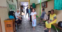 Warga yang mengalami musibah angin puting beliung, di Kampung Mangga, Tugu Selatan, Koja, Jakarta Utara, Sabtu, 22 Maret 2025. (Sumber: Poskota/Angga Pahlevi)