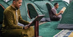 Umat muslim melakukan salat sunah dan membaca Al-Qur'an saat melaksanakan Itikaf Ramadhan pada malam Lailatul Qadar di Masjid Al-Falah, Bassura City, Jakarta Timur, Senin, 24 Maret 2025, malam. (Sumber: Poskota/Bilal Nugraha Ginanjar)