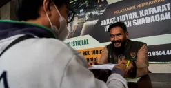 Petugas melayani sejumlah jamaah saat proses pembayaran zakat fitrah di Masjid Istiqlal, Jakarta. (Sumber: Poskota/Bilal Nugraha Ginanjar)