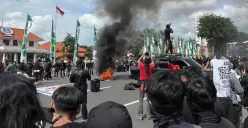 Potret aksi demonstrasi di Surabaya pada Senin, 24 Maret 2025 dengan tuntutan cabut UU TNI. (Sumber: X/@bajolball)