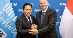 Erick Thohir (kiri) berjabat tangan dengan Presiden FIFA, Gianni Infantino (kanan). (Sumber: Instagram/@erickthohir)