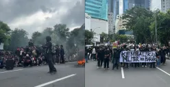 Massa aksi demi Cabut UU TNI di Surabaya hari ini, Senin 24 Maret 2025. (Sumber: X)