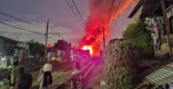 Potret kebakaran di jalur Kereta Rel Listrik (KRL) di lintasan antara Stasiun Duri dan Stasiun Grogol, Jakarta Barat, pada Selasa malam 18.27 WIB, 25 Maret 2025 (Sumber: X/@jehaes_)