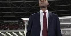 Pelatih Timnas Indonesia, Patrick Kluivert merasa senanag usai anak asuhnya memetik kemenangan 1-0 atas Bahrain di Stadion Utama Gelora Bung Karno, Selasa, 25 Maret 2025. (Sumber: Poskota/Bilal Nugraha Ginanjar)