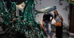 Pengunjung mengamati instalasi patung tenun yang terbuat dari sampah yang didapat dari laut dalam pameran Ghost Nets: Awakening The Drifting Giants di Museum Bahari, Jakarta. (Sumber: Poskota/Bilal Nugraha Ginanjar)
