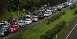 Deretan kendaraan yang didominasi mobil milik pribadi melintas di Tol Cikopo-Palimanan (Cipali), Subang, Jawa Barat, saat arus mudik H-2 Lebaran 2025, pada Sabtu 29 Maret 2025. (Sumber: Poskoata/ Bilal Nugraha Ginanjar)