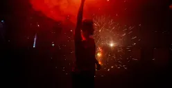 Ilustrasi kembang api saat malam tahun baru. (Sumber: Poskoata/ Bilal Nugraha Ginanjar)