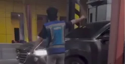 Pengemudi Mazda nekat menerobos palang tol di Gerbang Tol Gayamsari, Semarang, rusak fasilitas dan membahayakan orang. Insiden viral ini dilaporkan ke polisi oleh Jasa Marga. (Sumber: Capture @infoseputarsemarang)