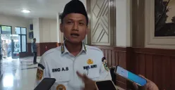 Wakil Bupati Pandeglang, Iing Andri Supriadi saat diwawancarai wartawan si Gedung DPRD Pandeglang. (Sumber: Poskota/Samsul Fatoni)
