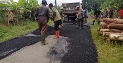 Sejumlah warga Cibitung, Kecamatan Cibitung, Kabupaten Pandeglang, saat melakukan perbaikan jalan rusak. (Sumber: Dok. Warga).