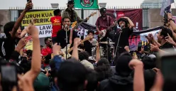 Aksi massa buruh dari berbagai serkiat kerja saat memperingati hari Buruh Internasional (May Day) di depan komplek DPR RI, Jakarta, Kamis, 1 Mei 2025. (Sumber: Poskota/Bilal Nugraha Ginanjar)