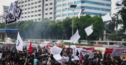 Aksi massa buruh dari berbagai serkiat kerja saat memperingati hari Buruh Internasional (May Day) di depan komplek DPR RI, Jakarta, Kamis, 1 Mei 2025. (Sumber: Poskota/Bilal Nugraha Ginanjar)