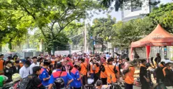 Massa buruh dari berbagai federasi mulai padati kawasan Monas, Jakarta Pusat, Kamis 1 Mei 2025. (Sumber: Poskota/Muhammad Tegar Jihad Al Faruq)