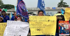 Buruh berunjuk rasa di depan Gedung DPR RI, Senayan, Jakarta Pusat, Kamis, 1 Mei 2025. (Sumber: Poskota/Pandi Ramedhan)