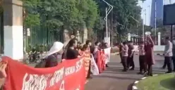 Aksi demonstrasi peringatan Hari Buruh di depan Gedung DPR, Kamis, 1 Mei 2025. (Sumber: X/@PorosBawah)