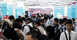Sejumlah calon tenaga kerja mengunjungi stan salah satu perusahaan di Jakarta Jobfair, Mall Thamrin City, Tanah Abang, Jakarta, Rabu, 12 Maret 2025. (Sumber: Poskota/Bilal Nugraha Ginanjar)