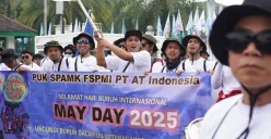 Massa buruh menuntut pemerintah untuk segera sahkan UU Ketenagakerjaan yang baru saat melakukan aksi di Monas, Kamis, 1 Mei 2025 (Sumber: Herdyan Anugah Triguna)