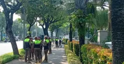 Petugas berjaga dalam kegiatan Hari Buruh atau May Day di kawasan Monas, Jakarta Pusat, Kamis 1 Mei 2025. (Sumber: Dok. Satpol PP)