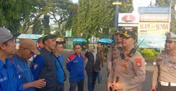 Kapolres Cimahi AKBP Niko Nurallah Adi Putra (Depan) memberikan pengarahan kepada buruh sebelum keberangkatan ke Jakarta, di Rest Area KM 125 Cipularang, Kamis 1 Mei 2025. (Sumber: Poskota/Gatot Poedji Utomo)