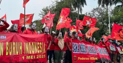 Massa dari Konfederasi Barisan Buruh Indonesia (KBBI) berunjuk rasa pada Hari Buruh atau May Day di kawasan Monas, Jakarta Pusat, Kamis, 1 Mei 2025. (Sumber: Poskota/Pandi Ramedhan)