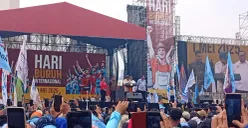 Presiden Prabowo Subianto saat memberikan sambutan Hari Buruh Internasional 2025, di Kawasan Monas, Jakarta Pusat, Kamis, 1 Mei 2025. (Sumber: Poskota/Muhammad Tegar Jihad Al Faruq)
