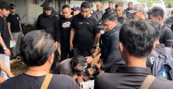 Petugas paramedis ditangkap saat unuk rasa buruh peringati May Day di DPR RI, Kamis 1 Mei 2025. (Sumber: Poskota/Pandi Ramedhan)