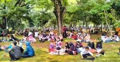 Massa aksi sedang berteduh di bawah pohon di Kawasan Monas, Jakarta Pusat, Kamis 1 Mei 2025. (Sumber: Poskota/M. Tegar Jihad)