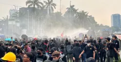 Massa buruh yang berunjuk rasa di depan Gedung DPR RI, Senayan, Jakarta Pusat, dipukul mundur, Kamis, 1 Mei 2025. (Sumber: Poskota/Ali Mansur)