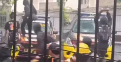 Mobil polisi dibakar massa saat aksi peringatan hari buruh internasional atau May Day di Bandung. (Sumber: Tangkap Layar Instagram/@jabodetabek24info)