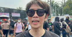 Vokalis band The Brandals, Eka Annash, berunjuk rasa di depan gedung DPR RI, Jakarta Pusat, Kamis, 1 Mei 2025. (Sumber: Poskota/Pandi Ramedhan)