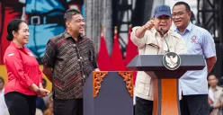 Presiden RI Prabowo Subianto berbicara di depan ribuan massa buruh, memadati kawasan Monumen Nasional (Monas), Jakarta, untuk memperingai Hari Buruh Internasional pada Kamis, 1 Mei 2025. (Sumber: Poskota/Bilal Nugraha Ginanjar)