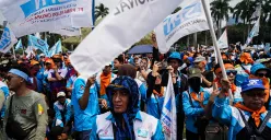 Ribuan massa buruh yang tergabung dari berbagai serikat kerja memadati kawasan Monumen Nasional (Monas), Jakarta, untuk memperingai Hari Buruh Internasional pada Kamis, 1 Mei 2025. (Sumber: Poskota/Bilal Nugraha Ginanjar)