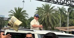 Presiden Prabowo Subianto saat melempar-lemparkan baju kepada massa buruh di Kawasan Monas, Jakarta Pusat, Kamis, 1 Mei 2025. (Sumber: Poskota/M. Tegar Jihad)